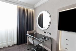 利兹Radisson Blu Hotel, Leeds City Centre的一间带镜子、椅子和书桌的浴室
