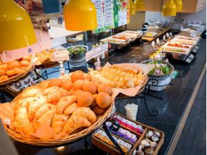 米子市米子站前超级酒店的包括面包和其他食物的自助餐