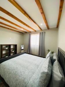 瓜达鲁佩镇Villa Macrina的一间卧室设有一张大床和一个窗户。