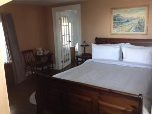 Alliston史蒂文森农场 - Spa住宿加早餐旅馆的一间卧室配有一张带白色床单的大床