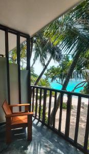 弗里德胡Thundi Sea View的海滩景阳台长凳