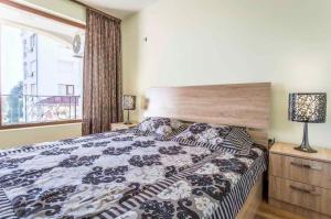 拉夫达Апартамент за гости Villa Ravda的一间卧室设有一张大床和一个窗户。