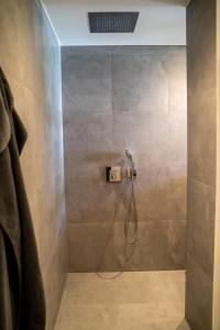 雷斯hygge Niederrhein的浴室内带软管的淋浴