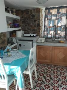 阿斯提帕莱亚镇Popi Studios的厨房配有桌椅和水槽