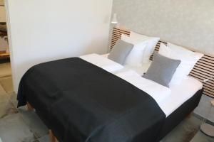 哈泽斯莱乌Hotel Petite B&B的一张大床,配有黑白床单和枕头