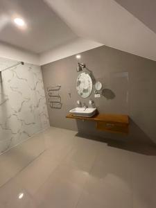 瓦尔季采PROSECCO RESIDENCE MARKO的一间带水槽和镜子的浴室