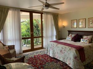 路易特里哈特Mountain Rose Guesthouse的一间卧室配有一张床和吊扇