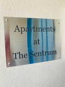 克里斯蒂安桑德Apartments At The Sentrum的墙上读取这些金属的标记