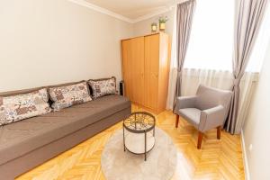 巴尔City center de Lux apartment的客厅配有沙发和椅子