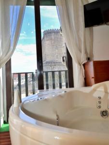 那不勒斯科沃德利安久依尼酒店的带浴缸的大窗户