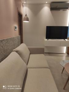 普雷韦扎Pink rose luxury and comfort apartment at the centre of Preveza的带沙发和平面电视的客厅