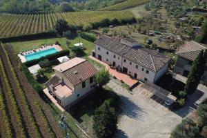 蒙泰斯佩尔托利Agriturismo Le Ginestruzze的享有带游泳池的房屋的空中景致
