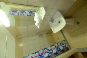 帕拉马阿尔戈酒店的一间带卫生间、小便器和盥洗盆的浴室