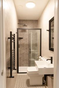伦敦GRN康福特尔酒店的带淋浴、卫生间和盥洗盆的浴室