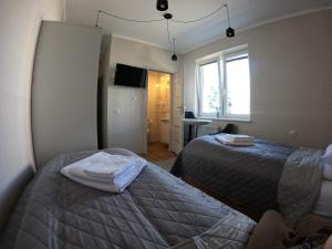 斯武普察Noclegi na Wspólnej的一间卧室设有两张床和窗户。
