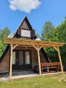 保洛兹瑙克Mandel Faházak的小屋设有木制凉亭和长凳