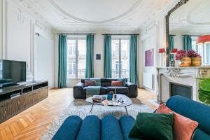巴黎Sweet Inn - Rue de Cerisoles的客厅配有蓝色的沙发和电视