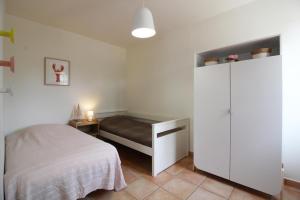 Naujac-sur-MerDomaine du Flamand - Gîtes du Pin Sec côté OCEAN的一间卧室配有一张床和一个梳妆台