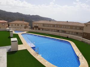 比卡尔Casas Nuestras I Vicar piscinas de verano y climatizada en invierno, fitness center wifi y parking disponible con reserva Abierto Se puede reservar的享有带大型游泳池的大楼的顶部景致