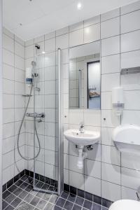 克里斯蒂安桑Citybox Lite Kristiansand的白色的浴室设有水槽和淋浴。