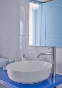 皮索利瓦迪Chloe home的浴室设有白色水槽和镜子