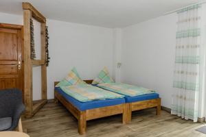 沙普罗德Appartement-in-Schaprode-fuer-2-Personen的一间小卧室,配有一张蓝色床垫