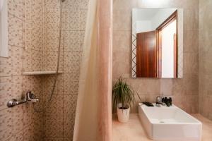 帕罗奇亚斯特拉酒店的浴室配有盥洗盆和带镜子的淋浴