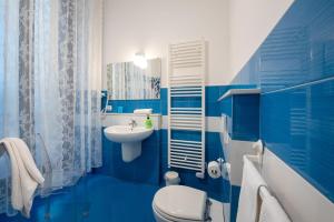 布林迪西Maria Vittoria Charming Rooms and Apartments的蓝色的浴室设有卫生间和水槽