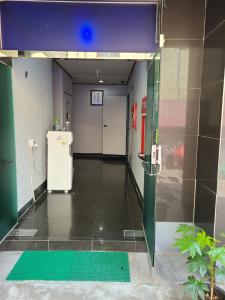 大邱Chenal Motel的大楼里一个空的走廊,有冰箱