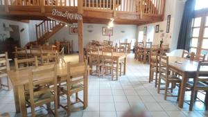 La VallaL'auberge De La Source的用餐室配有木桌和椅子