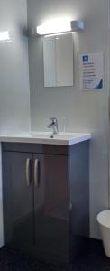 Port Charlotte夏洛特港青年旅舍的一间带水槽和卫生间的浴室