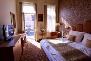 多玛泽里塞金色蜜蜂酒店的酒店客房,配有床和电视