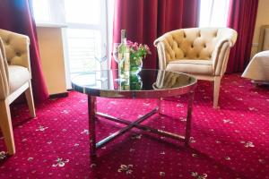 捷尔诺波尔捷尔诺波尔酒店的一张桌子和两张椅子