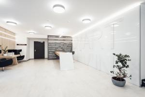 BöheimkirchenHotel Smart Liv'in的一间有白色墙壁的办公室,一座工厂
