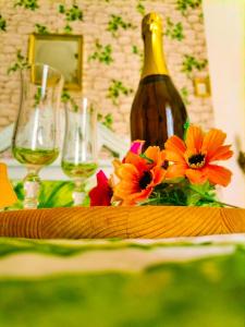 阿特拉尼弗朗西斯之家酒店的一张桌子,上面放着酒杯和鲜花