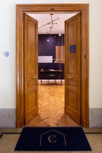 的里雅斯特CA’MILLA Luxury Apartments Trieste的通往带钢琴的房间的门