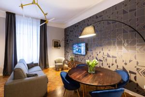 的里雅斯特CA’MILLA Luxury Apartments Trieste的客厅配有桌椅