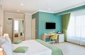 Hotel Excelsior Mamaia Nord客房内的一张或多张床位