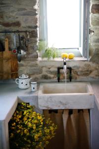 MésiOnos Eco Living的窗户旁厨房里的水槽