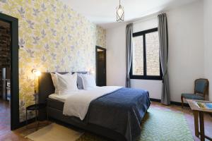 Raissac-dʼAudeLogement Onze Chambres & Gîtes的一间卧室配有一张蓝色和黄色壁纸的床