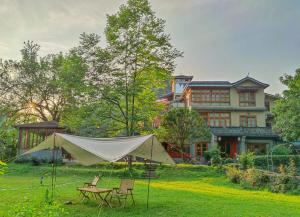 阳朔阳朔月舞度假酒店的房屋前的帐篷和椅子