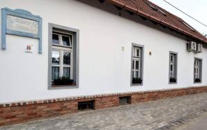 TiszadorogmaKlára-Háza Vendégház的白色的建筑,窗户在建筑的一侧