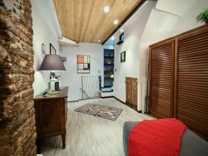 热那亚DIMORA DELLA GALERA (ACQUARIO) - GENOVABNB it的客房设有一张床和一张带台灯的书桌