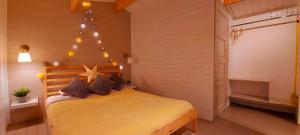 拉脱维亚Kempings Saulkrastos的卧室配有一张墙上星星的床