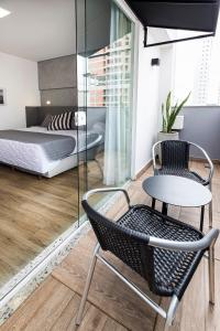 巴拉奈里奥-坎布里乌特洛皮卡利亚黄金酒店的卧室配有1张床、1张桌子和1把椅子