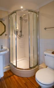 ChirnsideTHE Waterloo Arms Hotel的带淋浴、卫生间和盥洗盆的浴室