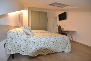 乌尔比诺B&B Canavaccio的一间卧室配有一张带白色毯子的床