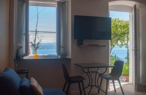 奥帕提亚Kiwi Studio的客厅配有桌椅和窗户。