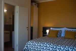 奥帕提亚Kiwi Studio的一间卧室设有一张蓝色和黄色的墙壁。