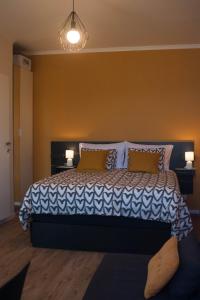 奥帕提亚Kiwi Studio的一间卧室配有一张大床和两个枕头
